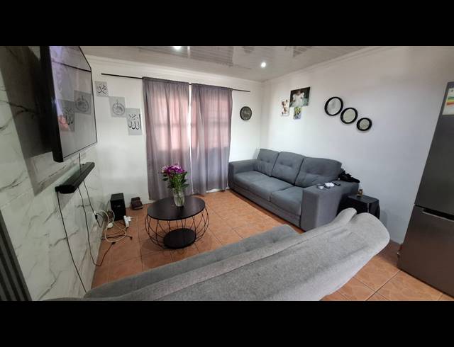 2 BEDROOM HOUSE FOR SALE IN LENTEGEUR